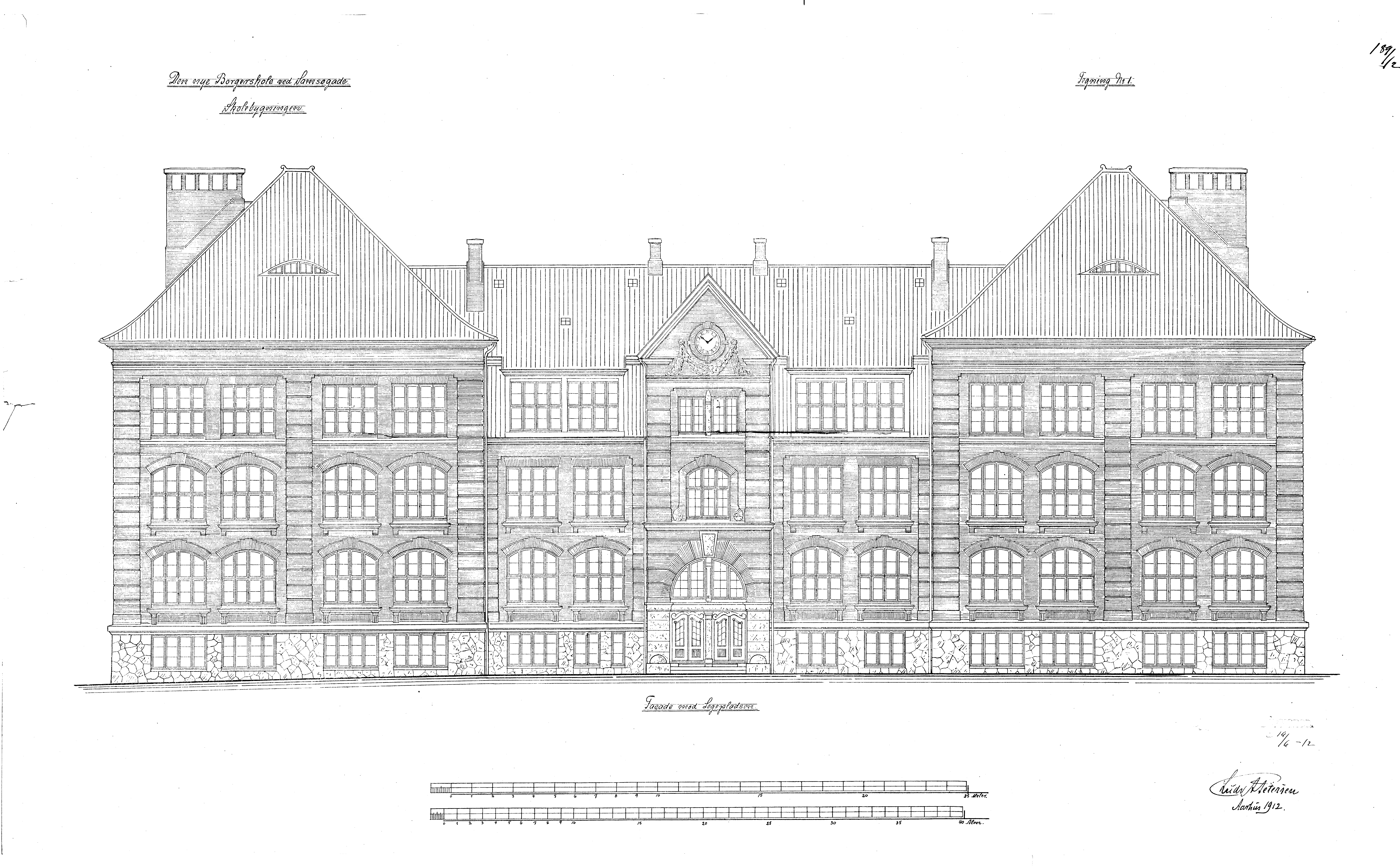 De oprindelige tegninger af Samsøgade Skole, tegnet af arkitekt Ludvig Adolph Petersen. Skolen blev indviet i 1914. Aarhus Kommune. 